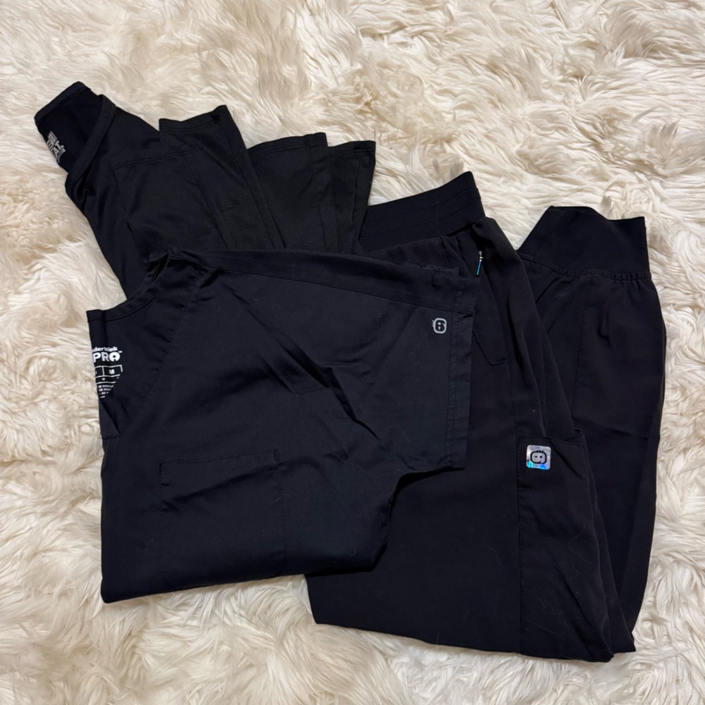WonderWink Pro Women’s M & MP Scrub Set in Black, with Base Layer